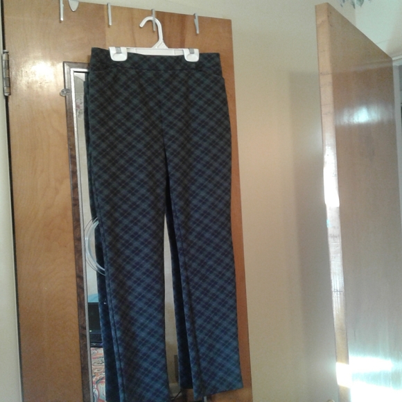 Jules and Leopold pull on pants. - Picture 2 of 5